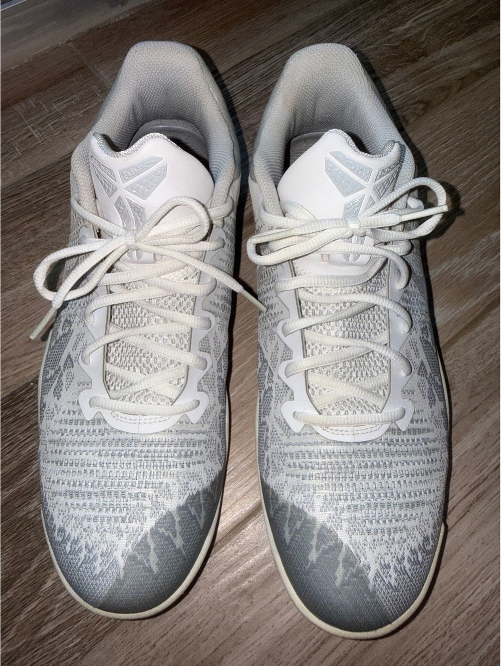 Nike Men's Kobe Low Top BBall White and Gray 11.5 EUC